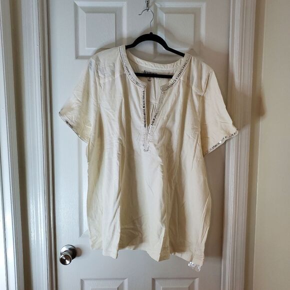 🎁NWOT Plus Size Cream Top w/Silver Sequins - Picture 4 of 8